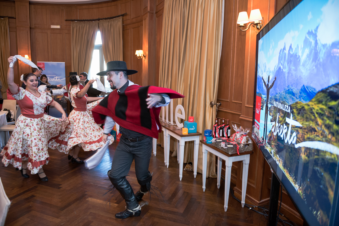 Imagen de una pareja de huasos chilenos bailando cueca en la muestra cultural que realizó Chile en el Roadshow uruguay