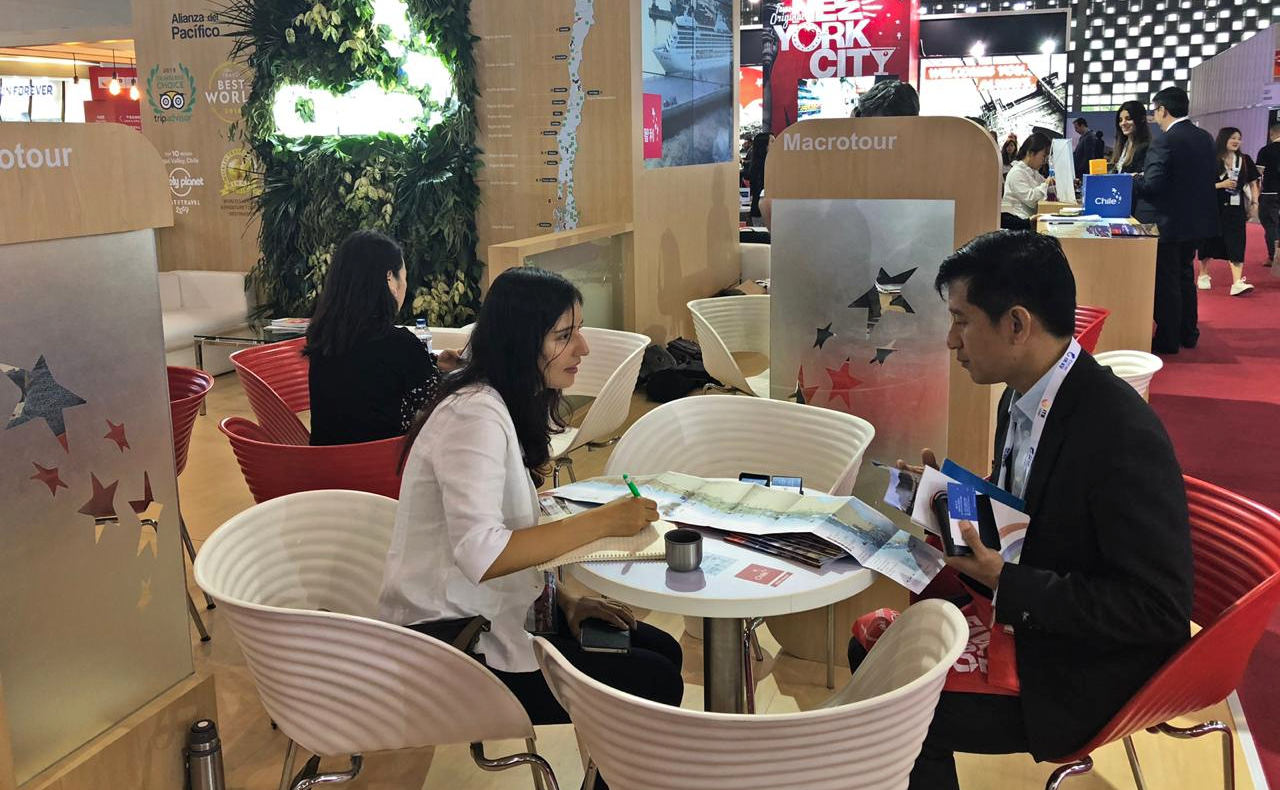 Imagen de una reunión de trabajo en el stand de Chile en la fria ITB China 2019