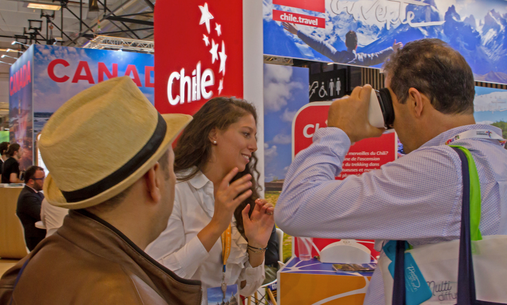 Imagen de un visitante de la feria Top Resa disfrutando de los lentes de realidad virtual del stand de Chile