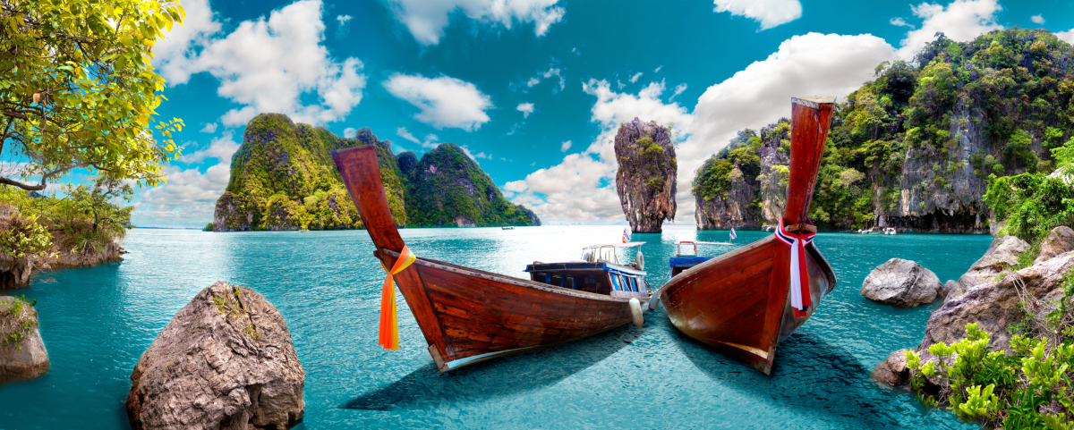 imagen de dos embarcaciones pequeñas en las aguas cristalinas de las playas de Tailandia