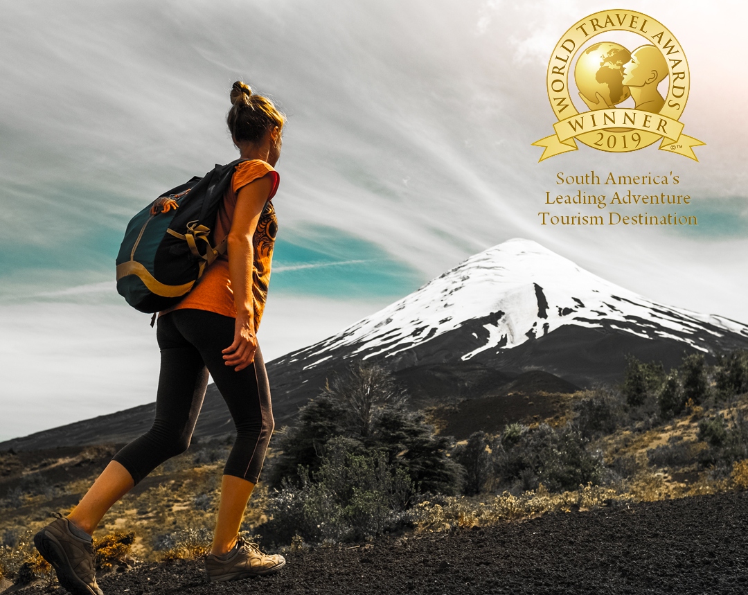 Imagen de una mujer realizando trekking en el sur de Chile