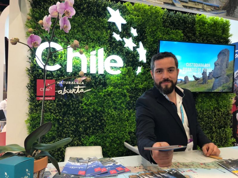 Imagen en primer plano de uno de los informadores turísticos de Chile en el stan de nuestro país en la feria Anato 2019