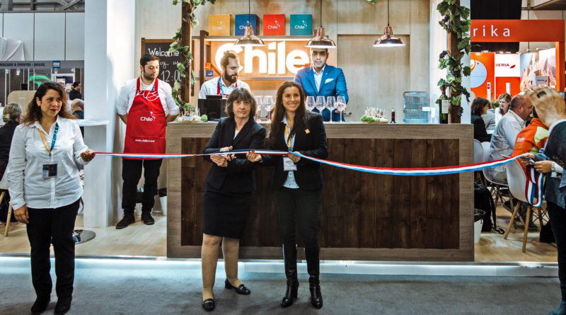 Imagen de las autoridades de turismo chileno cortando el lazo de inauguración del stand chileno en ITB Berlín 2019