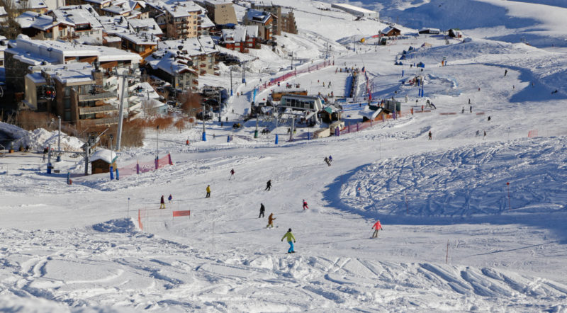 Imagen panorámica del centro de ski La Parva donde se ven las canchas de deslizamiento y el hotel de fondo