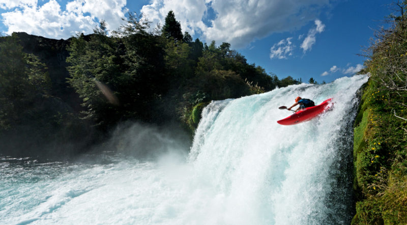 Imagen panorámica de un deportista lanzádose en kayak por uno de los ríos de Sollipulli