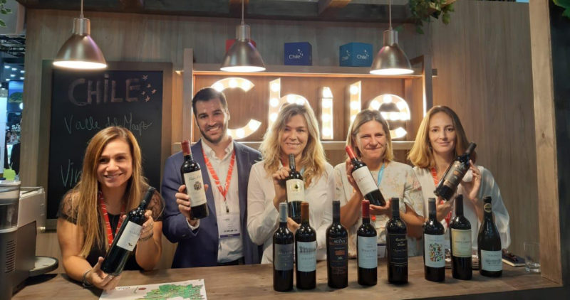 Imagen de un grupo de expositores chilenos en la feria WTM Brasil 2019, en el stand de Chile mostrando la oferta vitivinícola del país