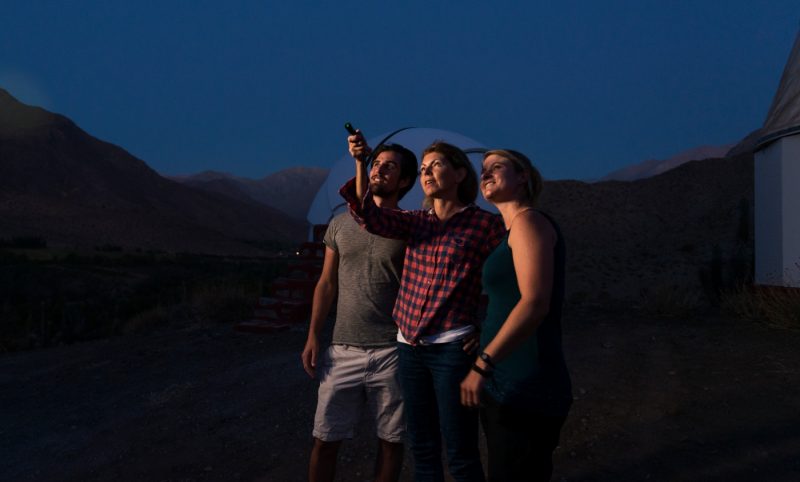 Imagen de un grupo de turistas admirando los cielos nocturnos de la región de Coquimbo, realizando astroturismo