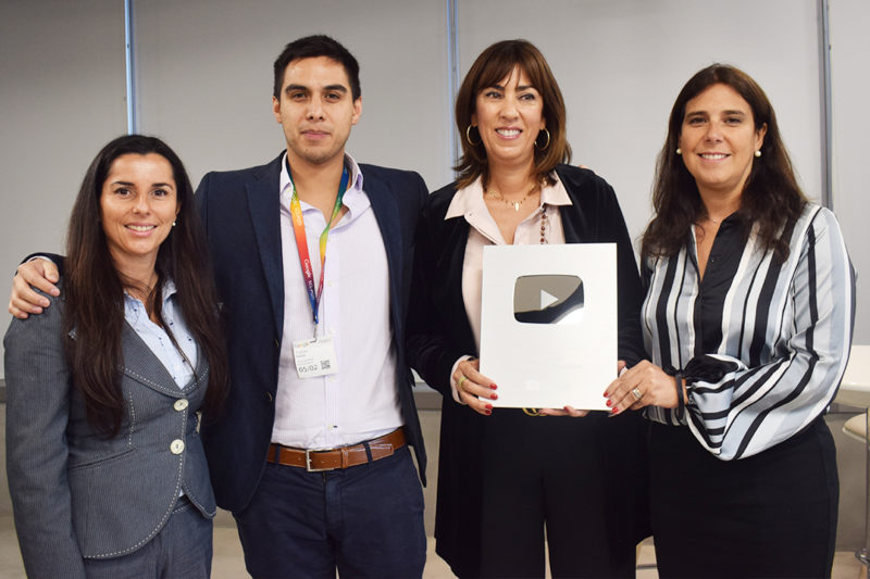 Imagen del equipo de Sernatur y la Subsecretaría de Turismo recibiendo el premio del Botón de Plata de Youtube
