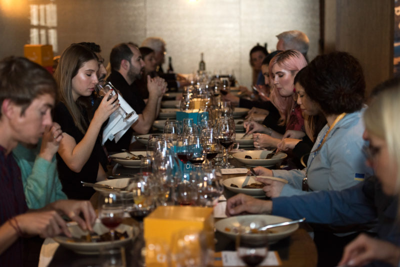 Imagen de la cata de vinos que realizaron los invitados en el Roadshow Australia realizado por Chile el año 2018