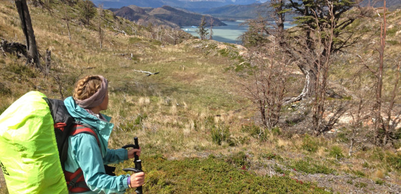 Imagen de una turista realizando trekking en el Parque Nacional Torres del Paine