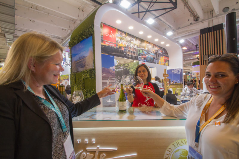 Imagen de tres personas brindando con vinos chilenos en la feria IFTM Top Resa 2018