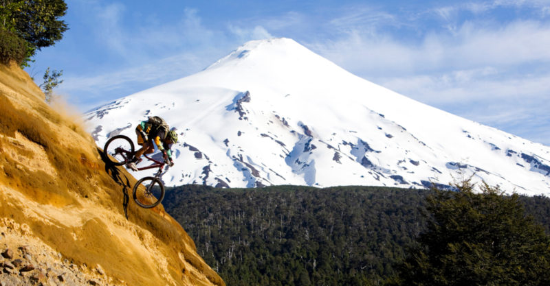 Imagen de un deportista practicando mountainbike en los escarpados cerros de Pucón