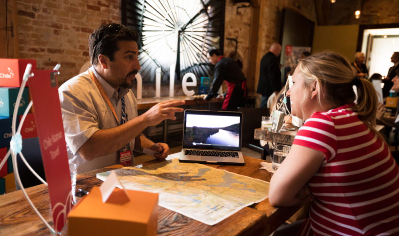 Imagen de uno de los operadores turísticos de Chile en reunión con un comprador en el Roadshow Usa Canadá 2018