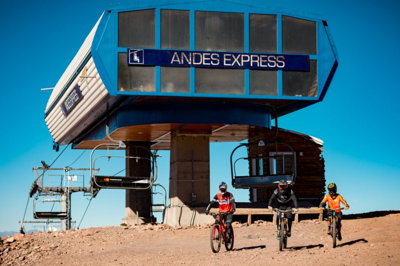 Imagen del nuevo bikepark de Valle Nevado donde se ve a tres personas andando en bicicleta por las inmediaciones del lugar