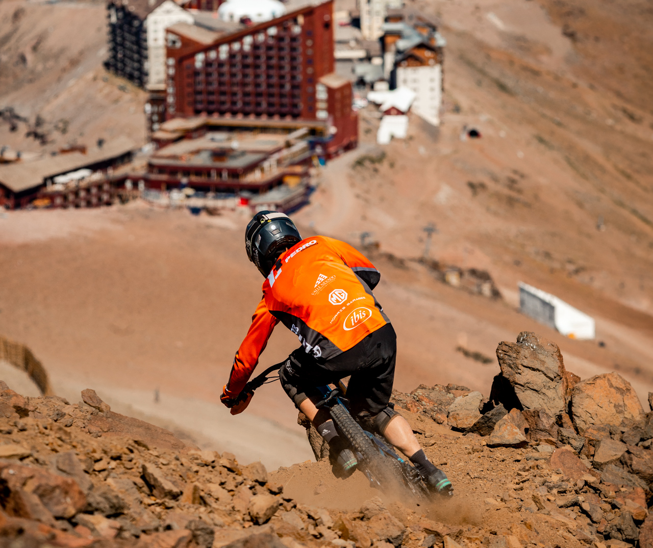 Imagen de una persona descendiendo las montañas de Valle Nevado en bicicleta