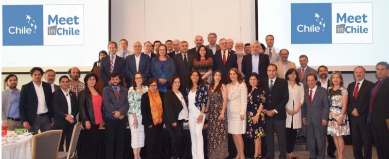 Imagen que muestra a todos los embajadores de Chile de Turismo de Reuniones junto a la directora de Sernatur en un encuentro profesional del área