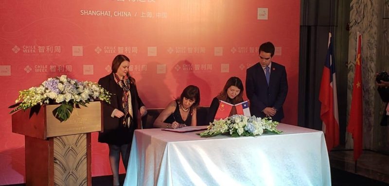 Imagen de la mesa completa donde la Subsecretaria de Turismo firmó convenio con la agencia de viajes de China Ctrip