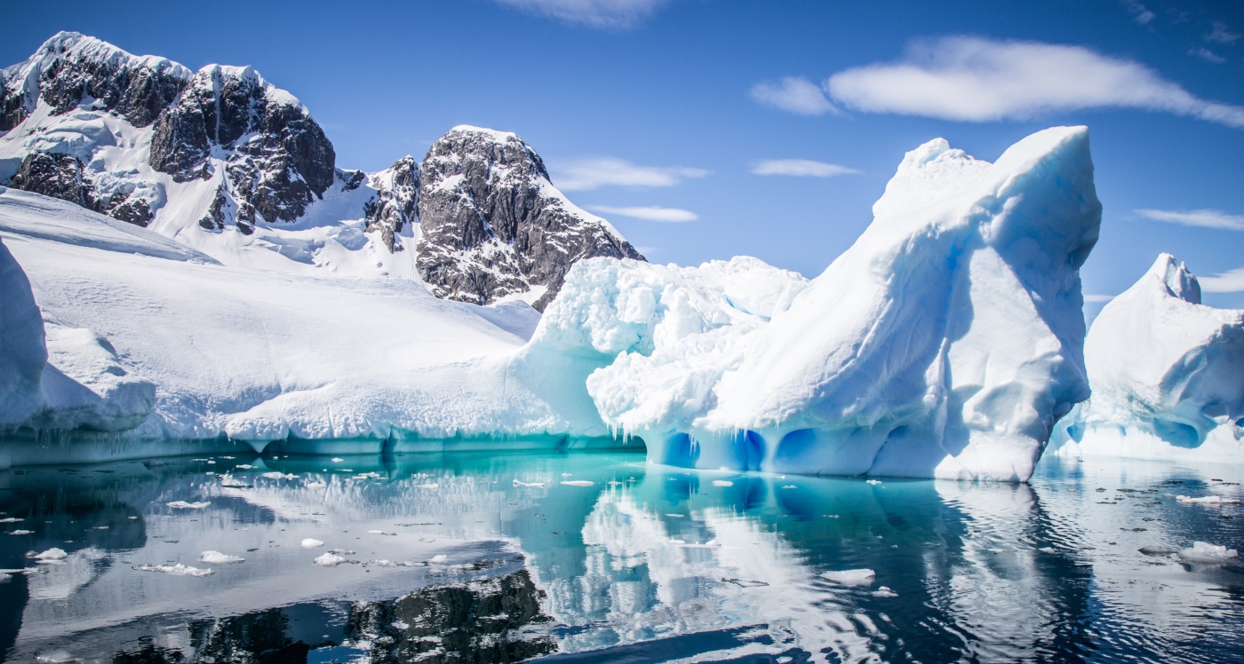 Imagen impactante de los glaciares de la Antártica de Chile donde destaca el turquesa del agua, azul del cielo y blanco de las montañas nevadas