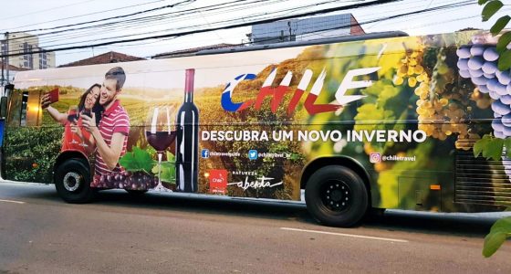 Bus brandeado con imágenes de vino chileno