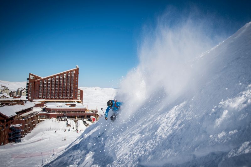 Imagen de un hombre esquinado en la limpia nieve de las laderas de Valle Nevado