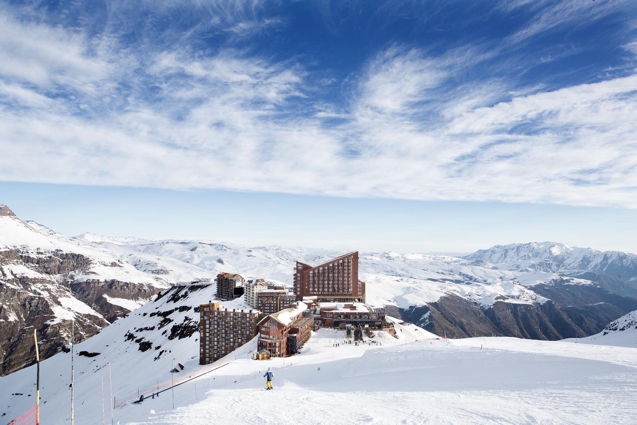 Imagen panorámica del Hotel de Valle Nevado cubierto de nieve