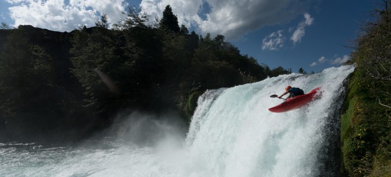 Imagen de un deportista lanzándose en Kayak