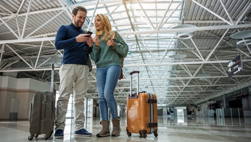 Imagen de una pareja programando su viaje en el aeropuerto