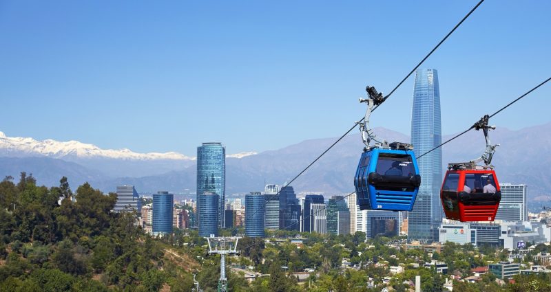 imagen del teleférico de Santiago donde destacan de fondo los edificios de altura de la capital