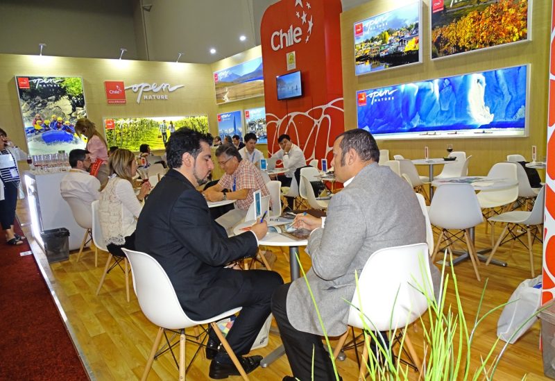 Imagen de dos hombres en reunión de negocios en la Feria IMEX de EstadosUnidos
