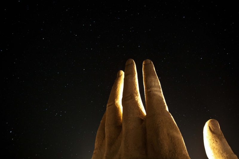 Imagen de la Mano del Desierto en Antofagasta en una noche estrellada