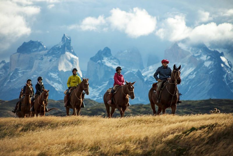 Imagen de un grupo de turistas recorriendo la Patagonia a caballo