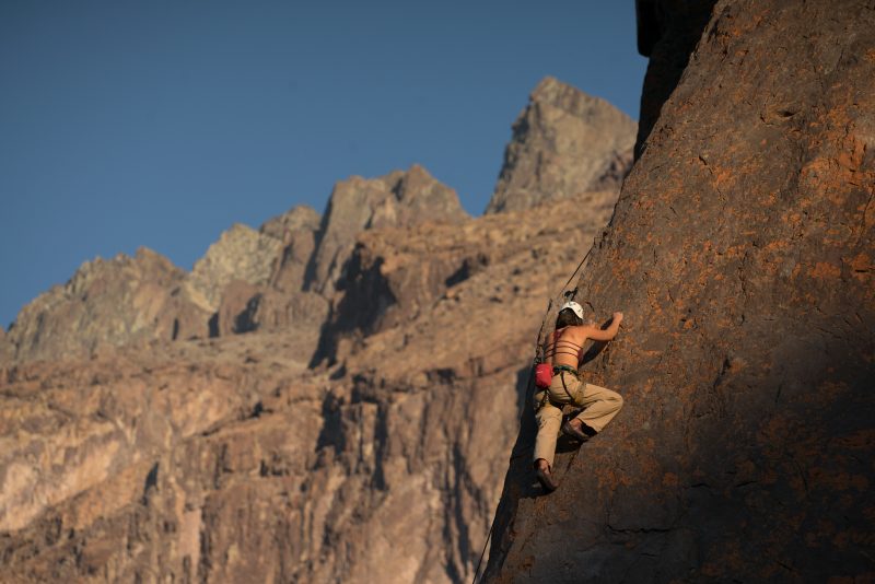 hombre realizando escalada sobre piedra