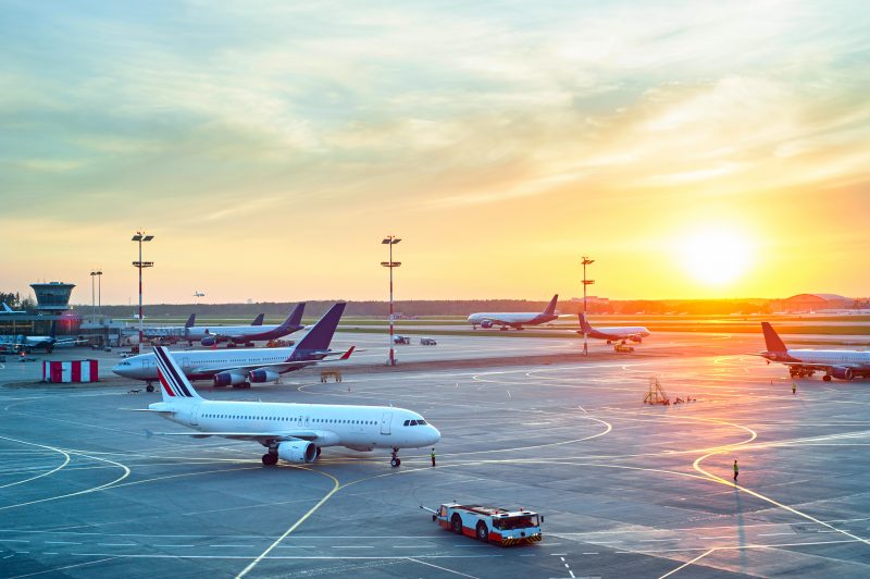 Aeropuerto con varios aviones estacionados