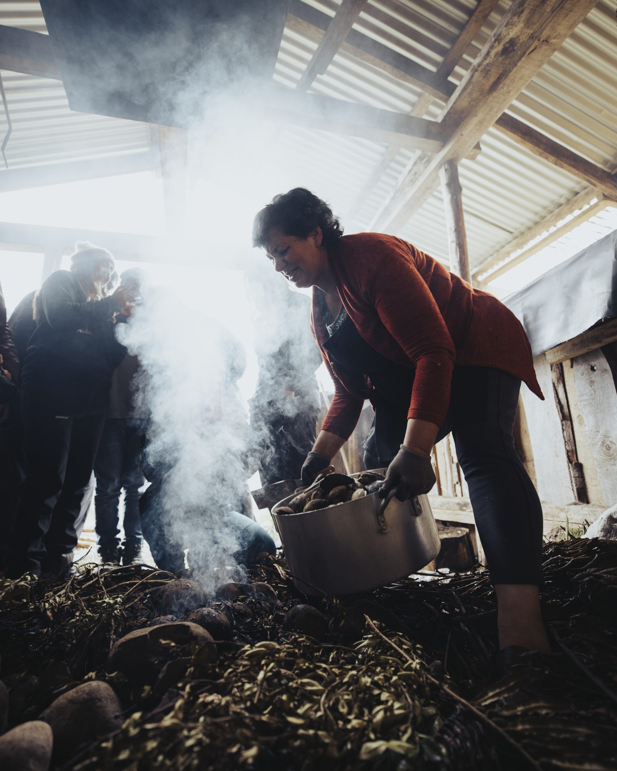 mujer cocinando curanto en Chiloé