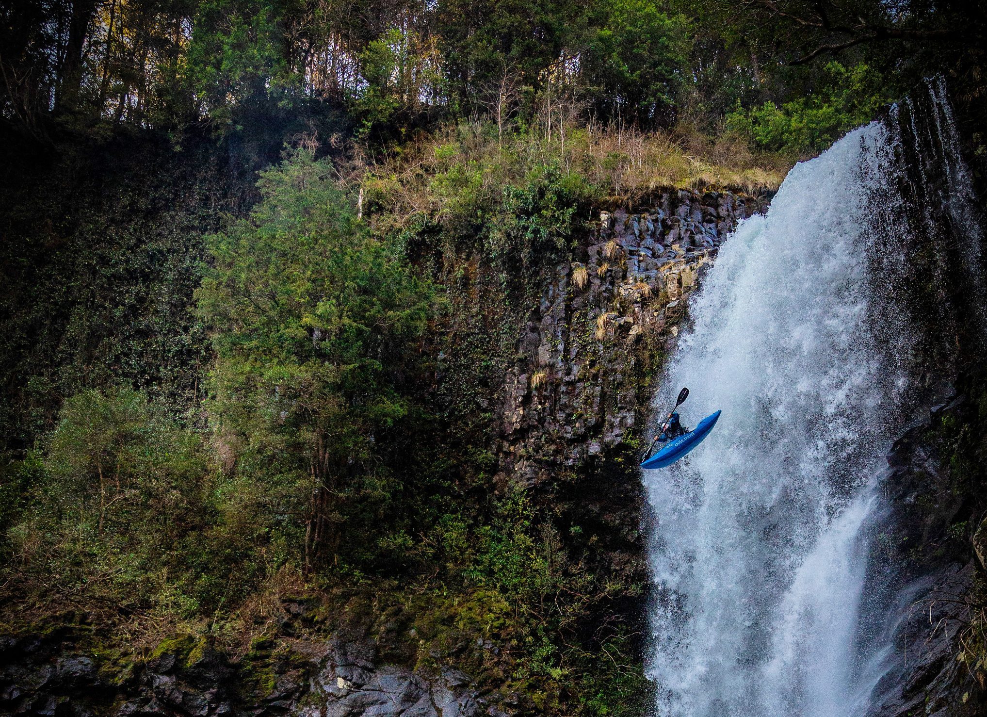 kayak bajando por cascada
