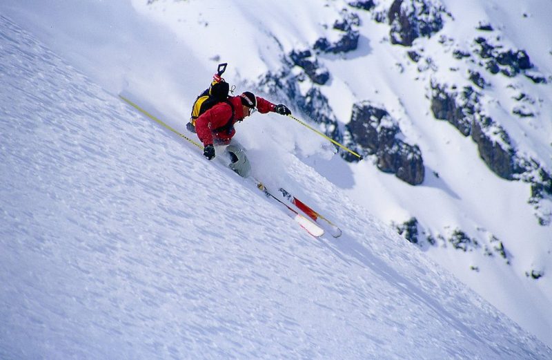 persona skiando en montaña blanca de nieve